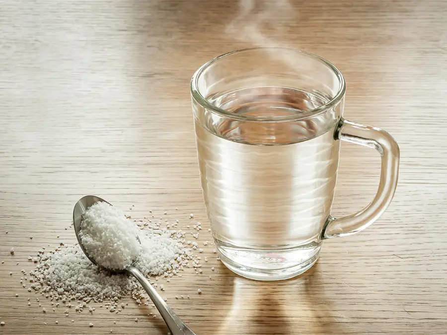 Nước muối ấm giúp sát khuẩn và làm dịu nướu